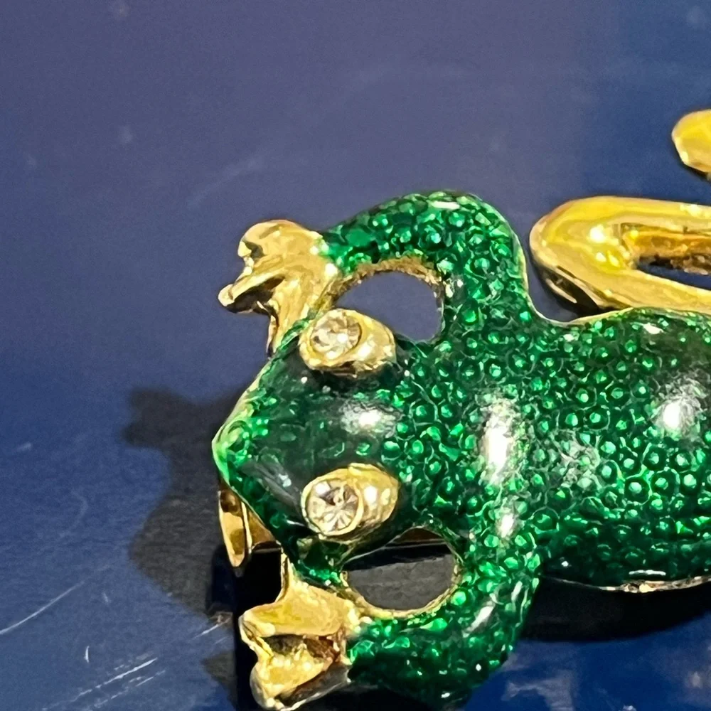 Vintage frog brooch